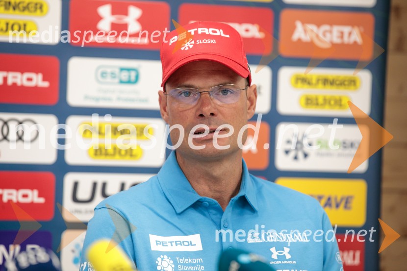  Miha Verdnik, vodja panoge za alpsko smučanje na SZSNovinarska konferenca Žana Kranjca in trenerja Mihe Verdnika