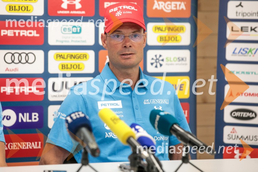  Miha Verdnik, vodja panoge za alpsko smučanje na SZSNovinarska konferenca Žana Kranjca in trenerja Mihe Verdnika
