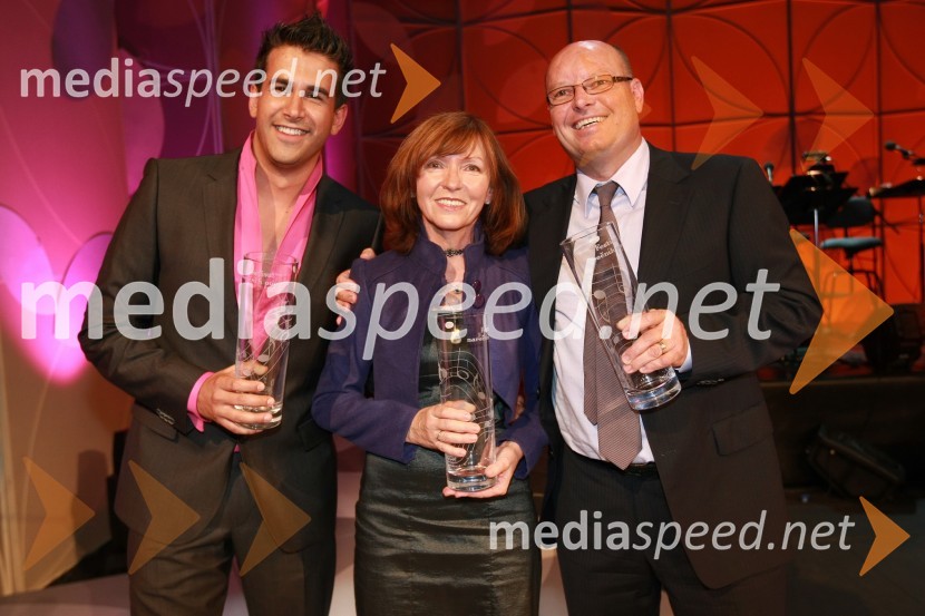 Domen Kumer, zmagovalec 40. Festivala narečne popevke 2009, Metka Ravnjak Jauk, avtorica besedila zmagovalne skladbe in Boris Rošker, avtor glasbe zmagovalne skladbe40. Festival narečnih popevk 2009