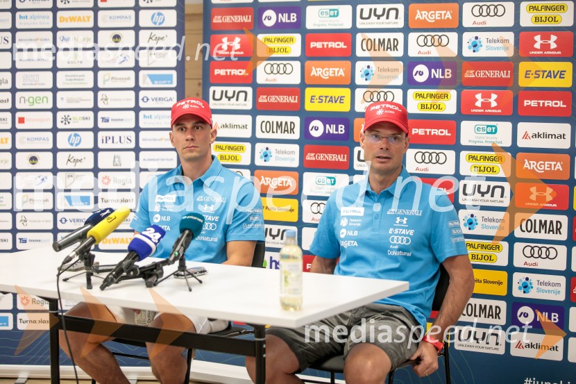  Žan Kranjec, smučar;  Miha Verdnik, vodja panoge za alpsko smučanje na SZSNovinarska konferenca Žana Kranjca in trenerja Mihe Verdnika