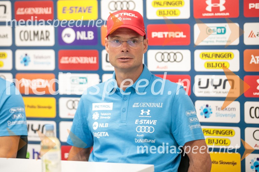 Miha Verdnik, vodja panoge za alpsko smučanje na SZSNovinarska konferenca Žana Kranjca in trenerja Mihe Verdnika