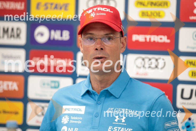  Miha Verdnik, vodja panoge za alpsko smučanje na SZSNovinarska konferenca Žana Kranjca in trenerja Mihe Verdnika