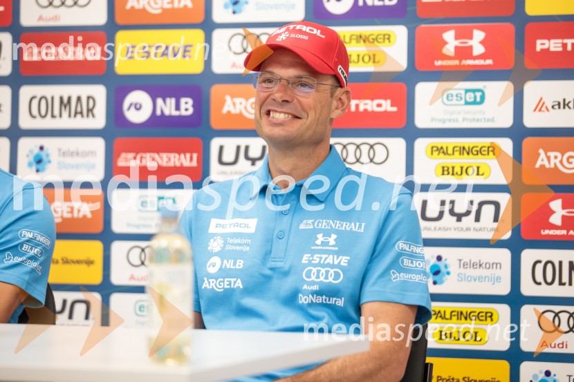  Miha Verdnik, vodja panoge za alpsko smučanje na SZSNovinarska konferenca Žana Kranjca in trenerja Mihe Verdnika