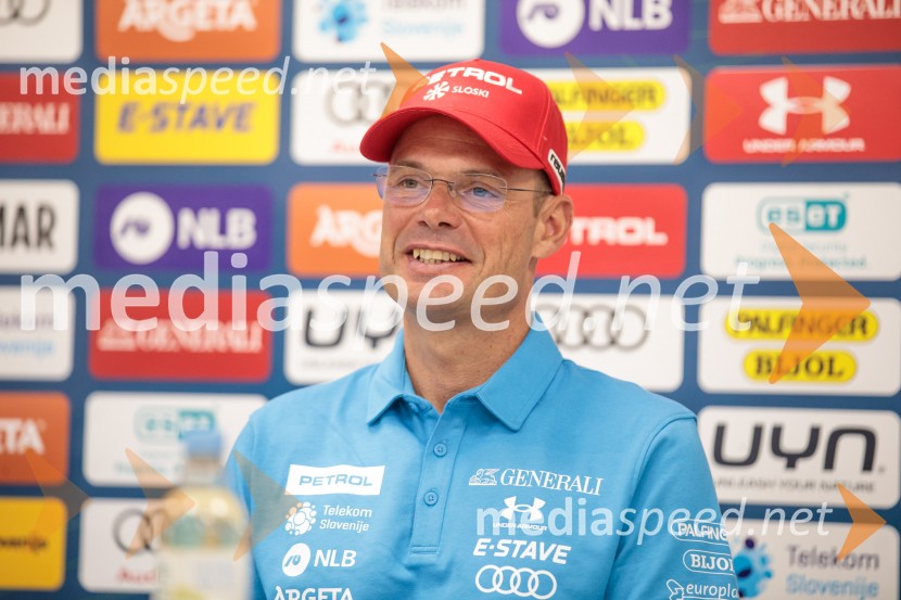  Miha Verdnik, vodja panoge za alpsko smučanje na SZSNovinarska konferenca Žana Kranjca in trenerja Mihe Verdnika