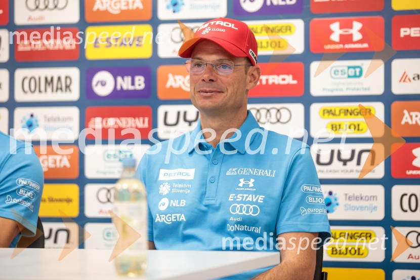  Miha Verdnik, vodja panoge za alpsko smučanje na SZSNovinarska konferenca Žana Kranjca in trenerja Mihe Verdnika