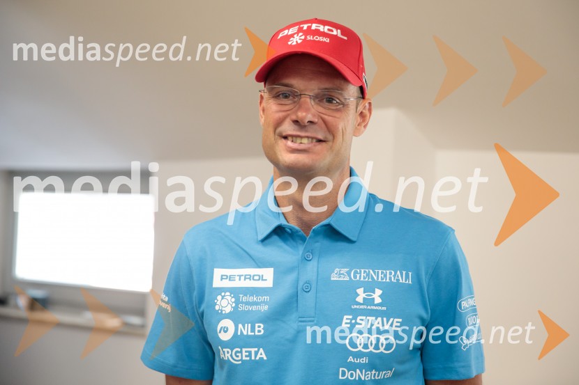  Miha Verdnik, vodja panoge za alpsko smučanje na SZSNovinarska konferenca Žana Kranjca in trenerja Mihe Verdnika