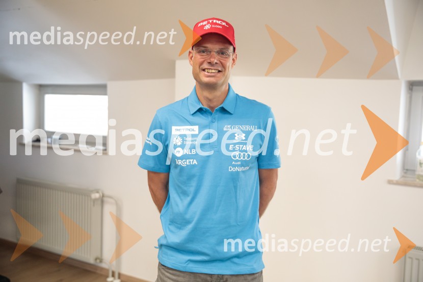  Miha Verdnik, vodja panoge za alpsko smučanje na SZSNovinarska konferenca Žana Kranjca in trenerja Mihe Verdnika