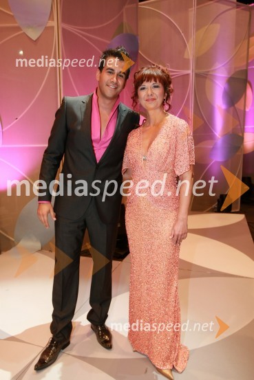 Domen Kumer, zmagovalec 40. Festivala narečne popevke 2009 in Lara P. Jankovič, povezovalka prireditve40. Festival narečnih popevk 2009