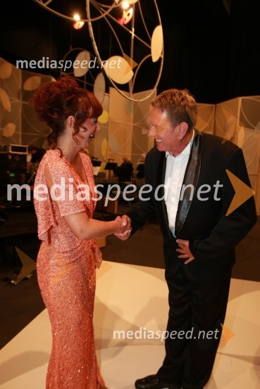 Lara P. Jankovič, povezovalka prireditve in Rudi Šantl, pevec40. Festival narečnih popevk 2009