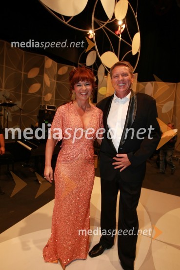 Lara P. Jankovič, povezovalka prireditve in Rudi Šantl, pevec40. Festival narečnih popevk 2009