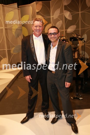 Rudi Šantl, pevec in Mišo Kontrec, avtor glasbe in besedila zmagovalne skladbe po mnenju žirije40. Festival narečnih popevk 2009