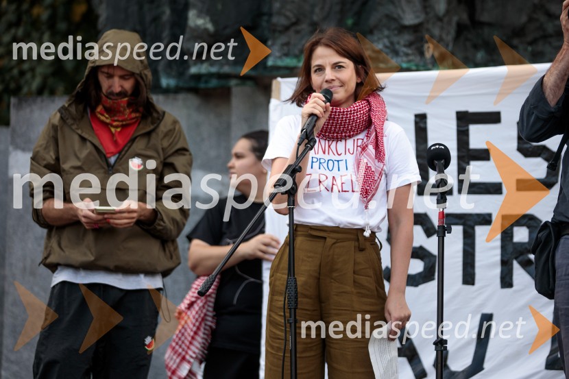  Zala Primc, aktivistkaProtest civilne družbe Gaza strada, kaj dela vlada!?