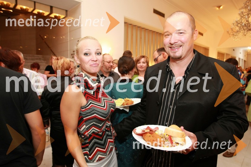 Petra Slapar, pevka in Robert Lavtar, Center alternative Altorion40. Festival narečnih popevk 2009