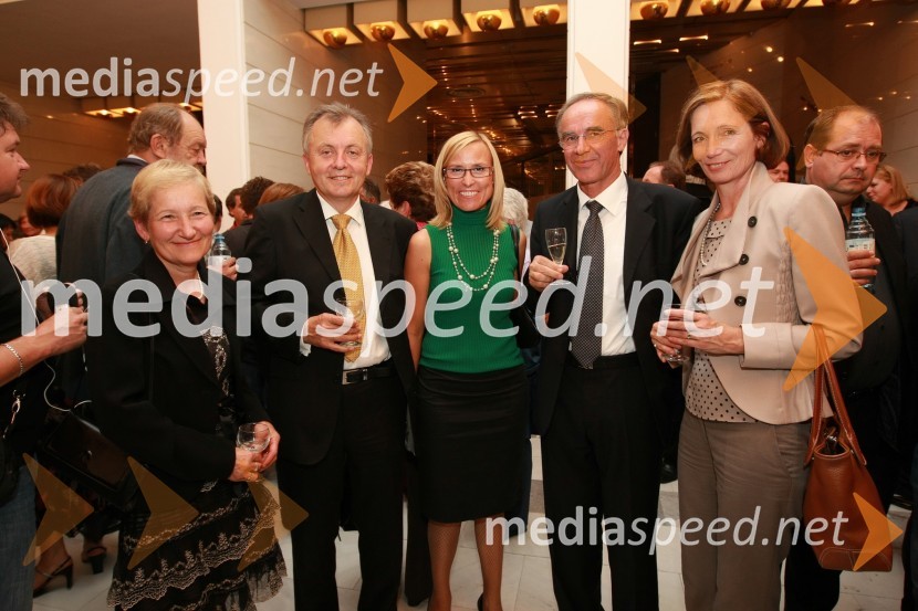 Anton Guzej, generalni direktor RTV Slovenija s soprogo,  	Cvetka Žirovnik, pomočnica generalnega direktorja RTV Slovenija za organizacijo, kadre in izobraževanje ter Janez Erjavec, direktor Pomurskega sejma in soproga Helena40. Festival narečnih popevk 2009