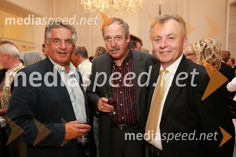 Ivo Umek ter Tomaž Habe, člana strokovne žirije za glasbo in Anton Guzej, generalni direktor RTV Slovenija40. Festival narečnih popevk 2009