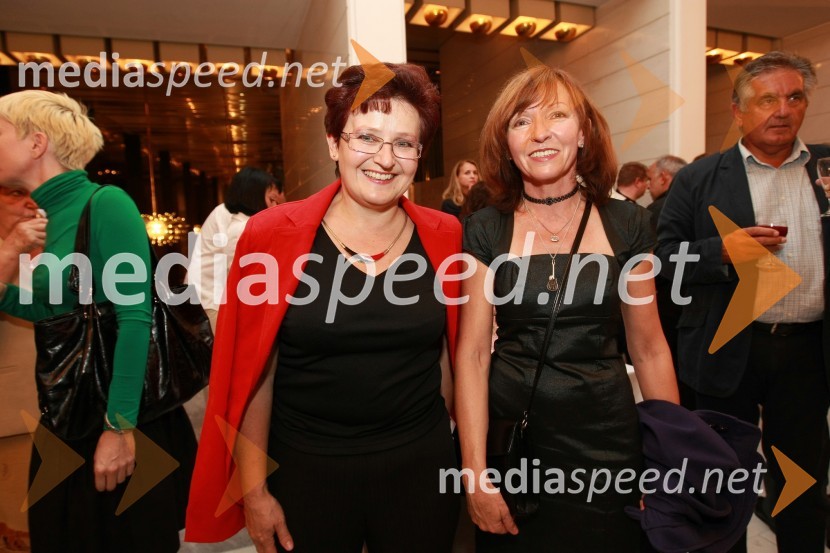 Mag. Polona Pivec, odgovorna urednica TV Maribor in Metka Ravnjak Jauk, avtorica besedila zmagovalne skladbe40. Festival narečnih popevk 2009