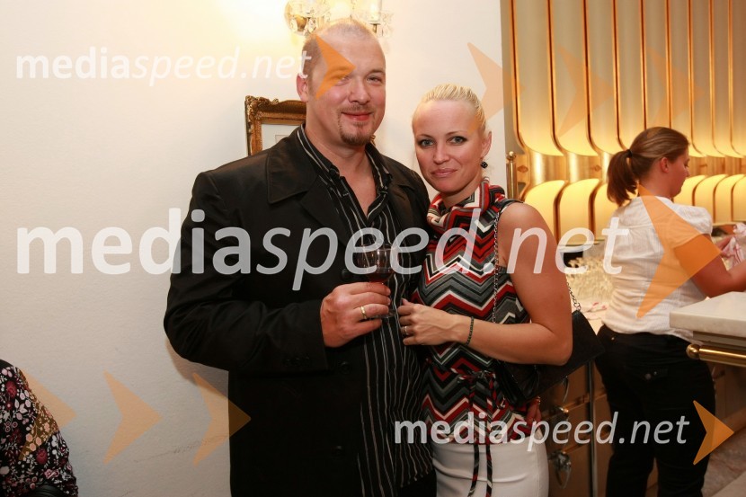 Petra Slapar, pevka in Robert Lavtar, Center alternative Altorion40. Festival narečnih popevk 2009