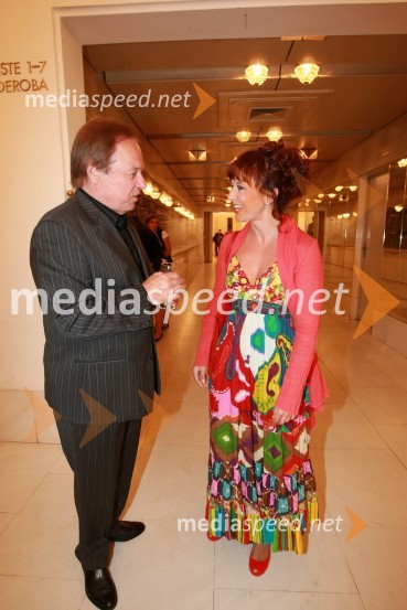 Alfi Nipič, pevec in Lara P. Jankovič, povezovalka prireditve40. Festival narečnih popevk 2009