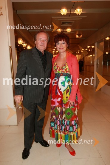 Alfi Nipič, pevec in Lara P. Jankovič, povezovalka prireditve40. Festival narečnih popevk 2009