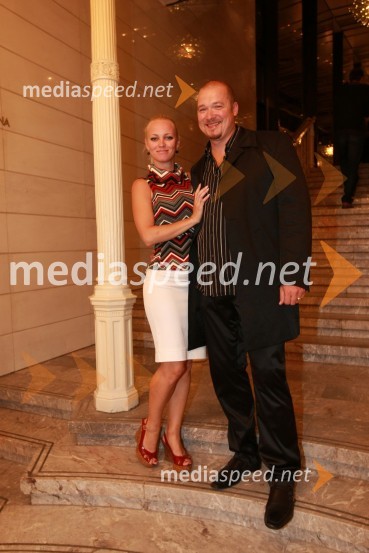 Petra Slapar, pevka in Robert Lavtar, Center alternative Altorion40. Festival narečnih popevk 2009