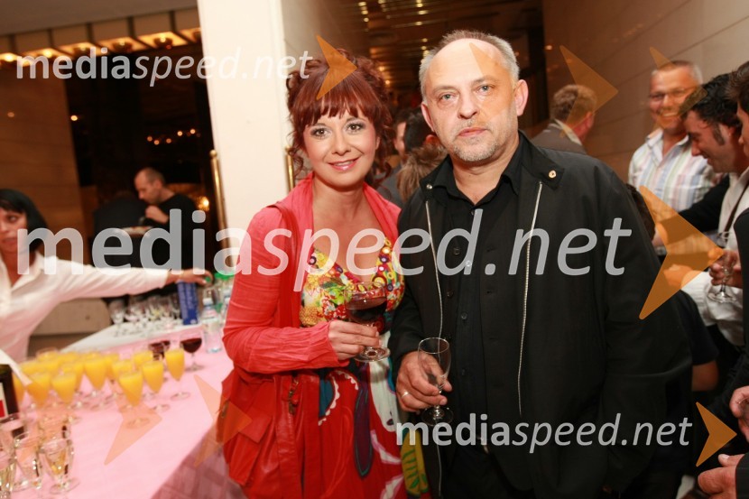 Lara P. Jankovič, povezovalka prireditve in Feri Lainšček, pisatelj40. Festival narečnih popevk 2009