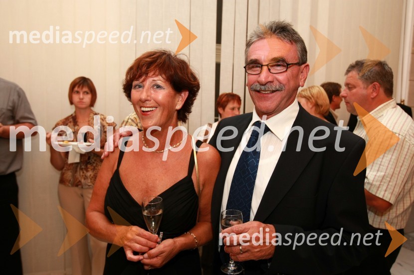 Zvonimir Lešnik, direktor območne enote Zavarovalnice Triglav v Mariboru in soproga Mojca40. Festival narečnih popevk 2009