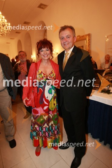 Lara P. Jankovič, povezovalka prireditve in Anton Guzej, generalni direktor RTV Slovenija40. Festival narečnih popevk 2009