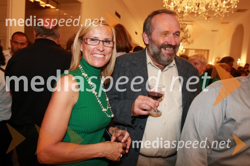 Cvetka Žirovnik, pomočnica generalnega direktorja RTV Slovenija za organizacijo, kadre in izobraževanje in Anton Petelinšek, radijec40. Festival narečnih popevk 2009