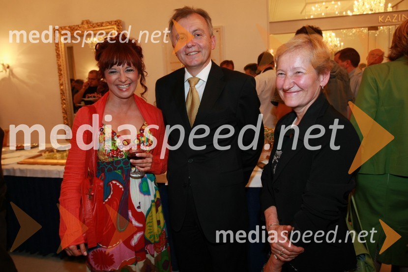 Lara P. Jankovič, povezovalka prireditve in Anton Guzej, generalni direktor RTV Slovenija s soprogo40. Festival narečnih popevk 2009