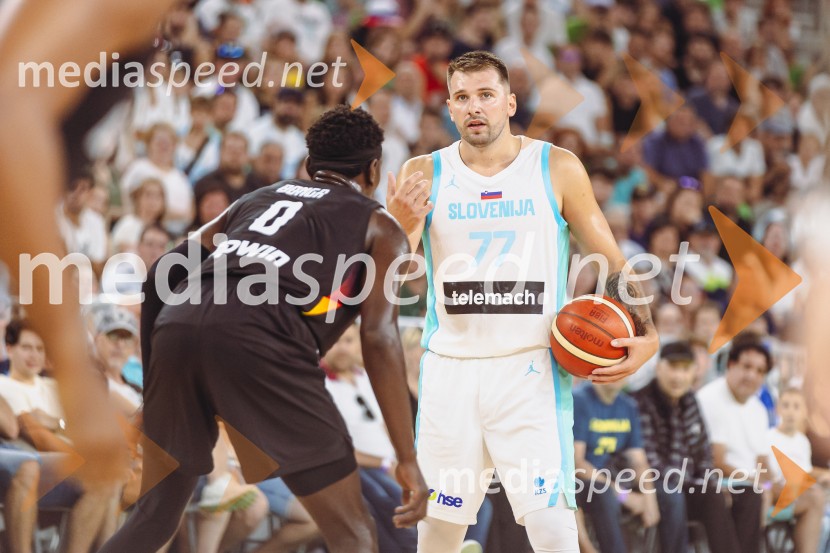  Luka  Dončić, košarkar;  Matej Erjavec, predsednik, Košarkarska Zveza SlovenijeSlovenija : Nemčija, Košarka