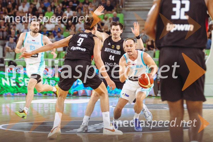  Robert Jurković, košarkar;  ... ;  Klemen Prepelič, košarkarSlovenija : Nemčija, Košarka