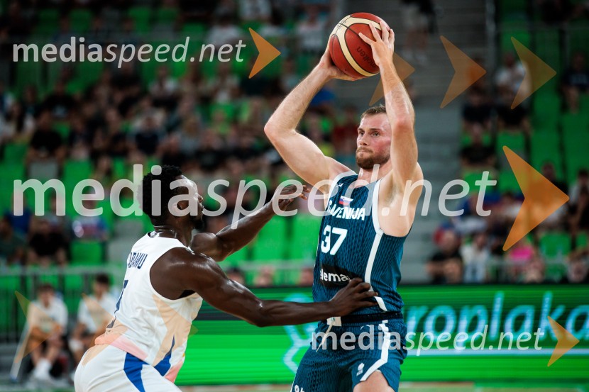  ... ;  Leon Stergar, košarkarPrva zmaga Slovenije: Dončić blestel proti Veliki Britaniji