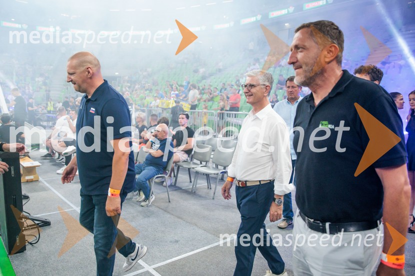  Matej Erjavec, predsednik, Košarkarska Zveza Slovenije;  Franjo Bobinac, predsednik, Olimpijski komite Slovenije;  Klemen Boštjančič, minister za financePrva zmaga Slovenije: Dončić blestel proti Veliki Britaniji