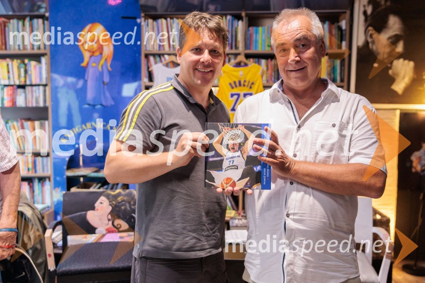  Vid  Ponikvar, fotograf;  Primož Repar, pesnik in pisateljNovinarska konferenca ob izidu knjige 77: Osrečenost v času Luke Dončića