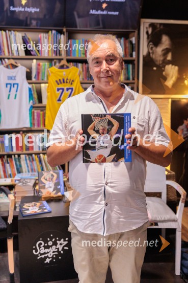  Primož Repar, pesnik in pisateljNovinarska konferenca ob izidu knjige 77: Osrečenost v času Luke Dončića