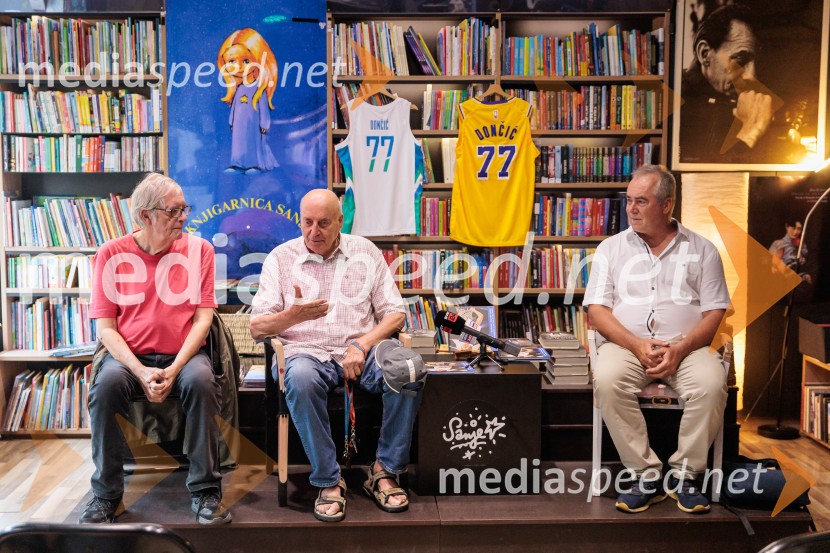 Sergio Tavčar, novinar;  Ivo Daneu,  nekdanji košarkar;  Primož Repar, pesnik in pisateljNovinarska konferenca ob izidu knjige 77: Osrečenost v času Luke Dončića