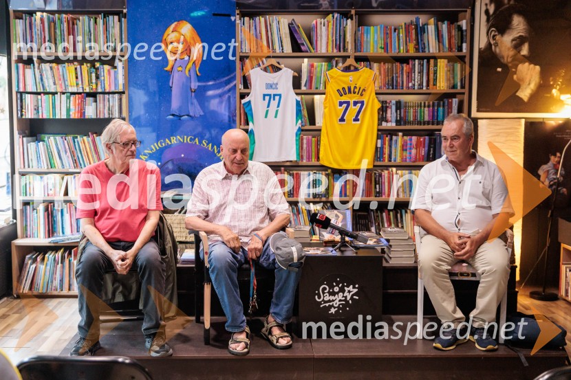  Sergio Tavčar, novinar;  Ivo Daneu,  nekdanji košarkar;  Primož Repar, pesnik in pisateljNovinarska konferenca ob izidu knjige 77: Osrečenost v času Luke Dončića