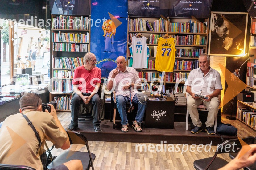  Sergio Tavčar, novinar;  Ivo Daneu,  nekdanji košarkar;  Primož Repar, pesnik in pisateljNovinarska konferenca ob izidu knjige 77: Osrečenost v času Luke Dončića