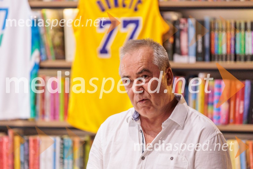  Primož Repar, pesnik in pisateljNovinarska konferenca ob izidu knjige 77: Osrečenost v času Luke Dončića