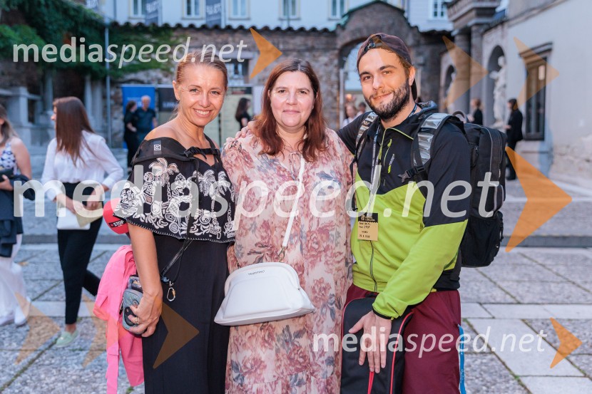  Darja Štravs Tisu, radijska voditeljica, glasbenica in fotografinja;  Teja Pelko, novinarka;  ... Rade Šerbedžija: Moj klobuk ima 3 luknje, Ljubljana Festival