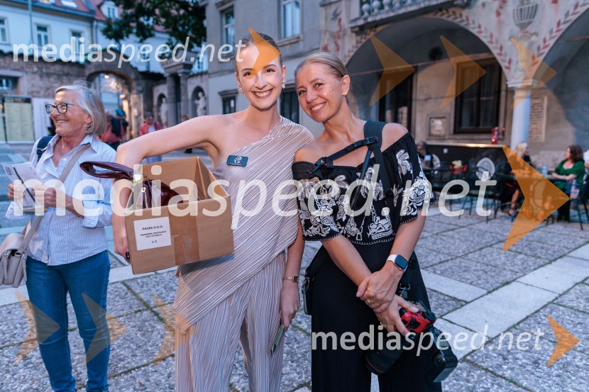  ... ;  Darja Štravs Tisu, radijska voditeljica, glasbenica in fotografinjaRade Šerbedžija: Moj klobuk ima 3 luknje, Ljubljana Festival