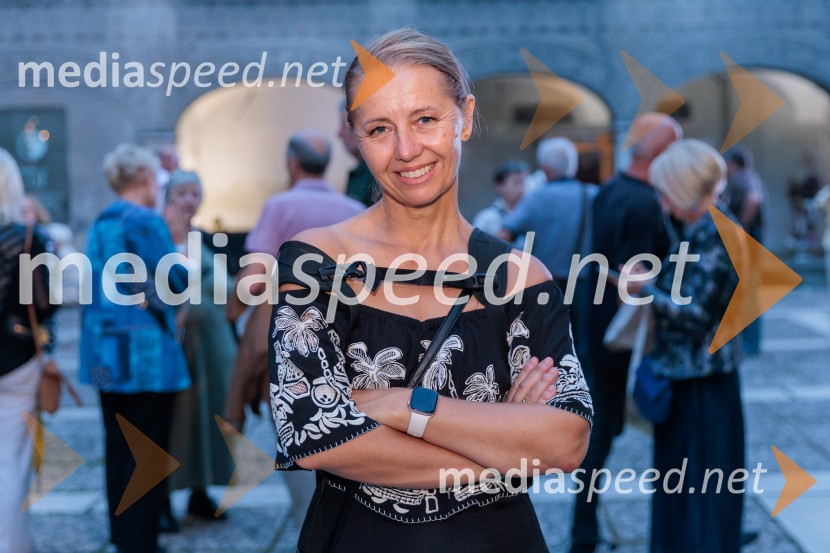  Darja Štravs Tisu, radijska voditeljica, glasbenica in fotografinjaRade Šerbedžija: Moj klobuk ima 3 luknje, Ljubljana Festival