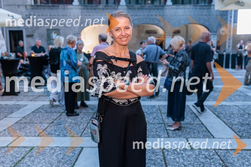  Darja Štravs Tisu, radijska voditeljica, glasbenica in fotografinjaRade Šerbedžija: Moj klobuk ima 3 luknje, Ljubljana Festival