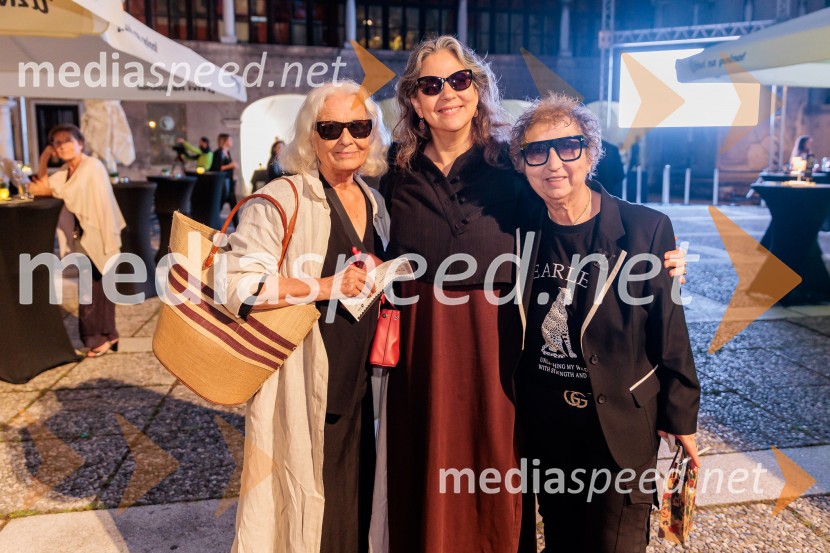  Bjanka Adžić Ursulov, kostumografinja;  ... ;  Dragica Petrovič, režiserka in producentkaRade Šerbedžija: Moj klobuk ima 3 luknje, Ljubljana Festival