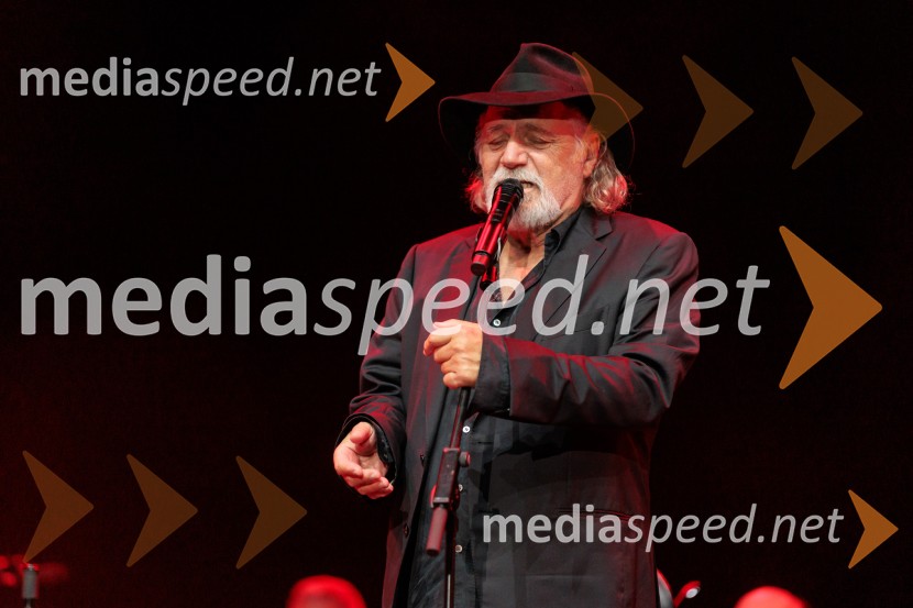  Rade Šerbedžija, igralec, režiser in glasbenikRade Šerbedžija: Moj klobuk ima 3 luknje, Ljubljana Festival