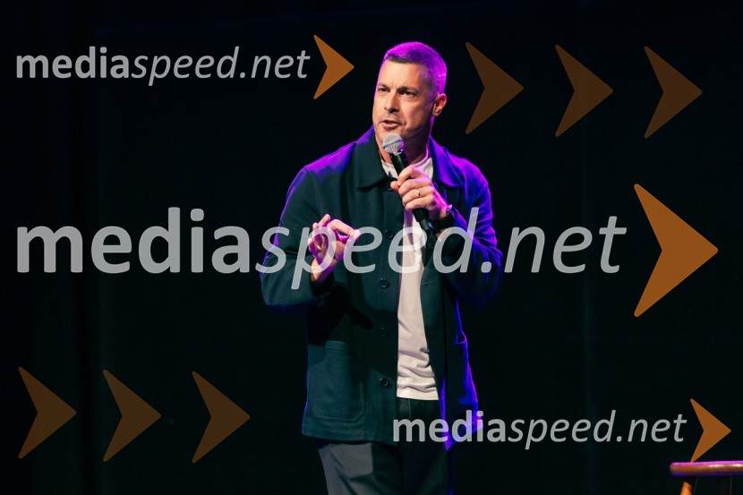  Klemen Bučan, radijski voditelj, stand-up komik, DJFestival Panč se je začel s slovenskim introm