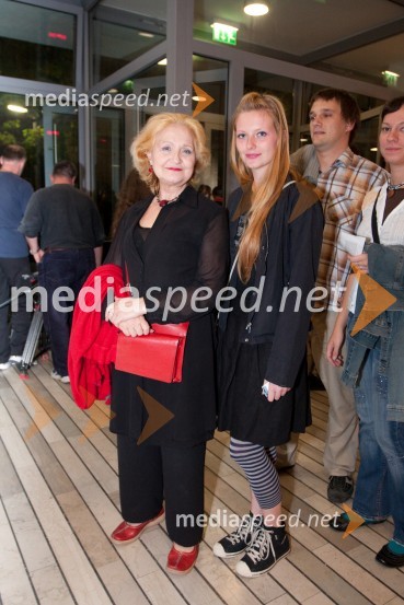 Jerca Mrzel, igralka in njena hčerka Gaja MöderndorferLaibach in Juno Reactor, koncert