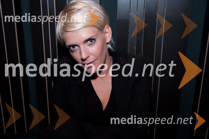 Maša Kljun, voditeljica oddaje Jasno in glasnoLaibach in Juno Reactor, koncert