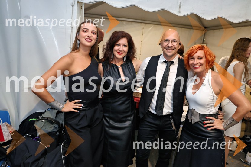  Karin Ahčin, skupina Perpetuum Jazzile;  Nina  Mrak Seražin, skupina Perpetuum Jazzile;  ... ;  Katarina Dolenc, skupina Perpetuum JazzilePerpetuum Jazzile navdušili na Letnem odru Ruše