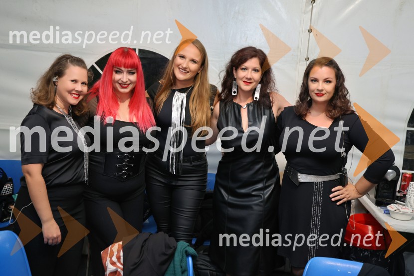  Anja  Koren Usenik, skupina Perpetuum Jazzile;  Nastja  Vodenik, članica skupine Perpetuum Jazzile, Bassless;  Neža Turk, skupina Perpetuum Jazzile;  Nina  Mrak Seražin, skupina Perpetuum Jazzile;  ... Perpetuum Jazzile navdušili na Letnem odru Ruše